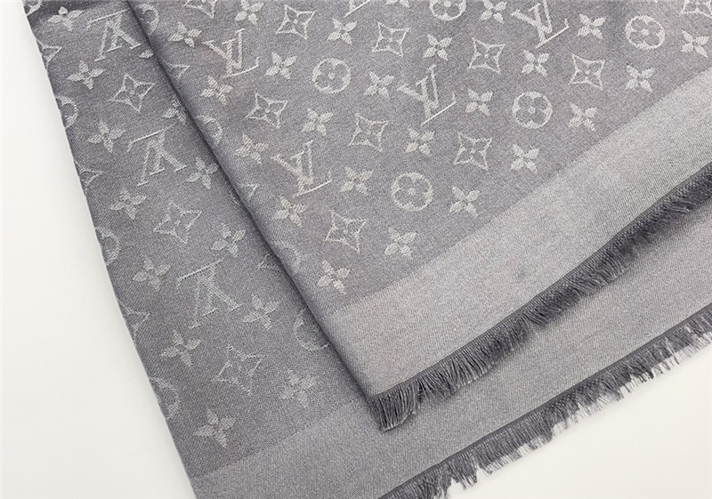 l0vis Vvtt0n lv gold and silver silk shawl