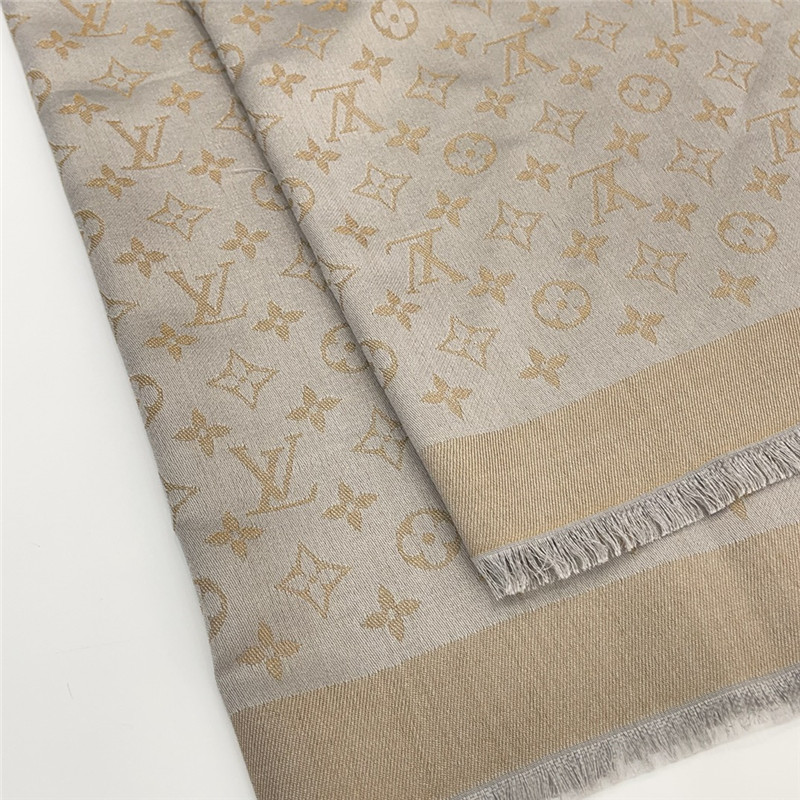 l0vis Vvtt0n lv gold and silver silk shawl