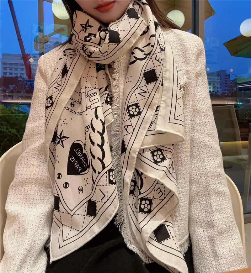 Ch**el chain logo long scarf