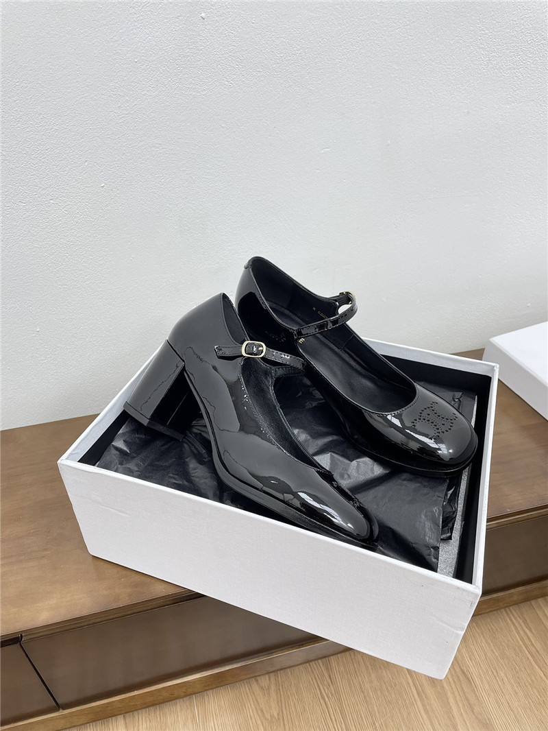 Ce1i*e lily perforated triomphe black patent pumps