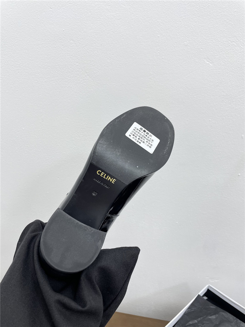 Ce1i*e lily perforated triomphe black patent pumps