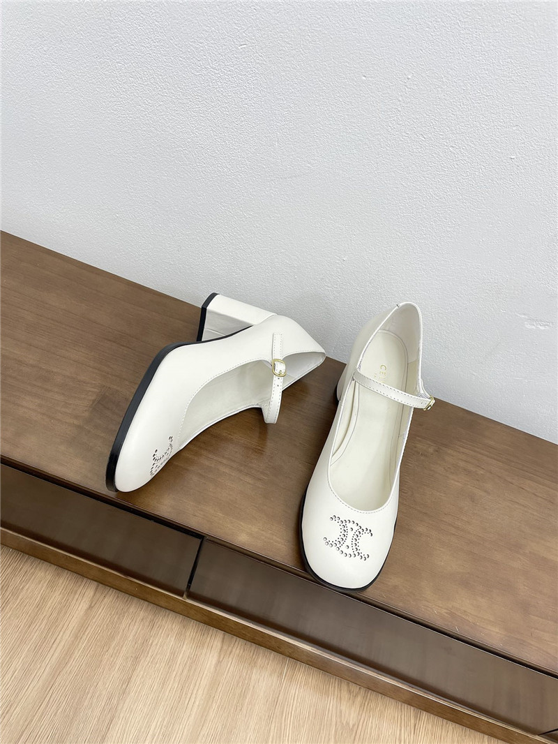 Ce1i*e lily crystal triomphe white leather pumps