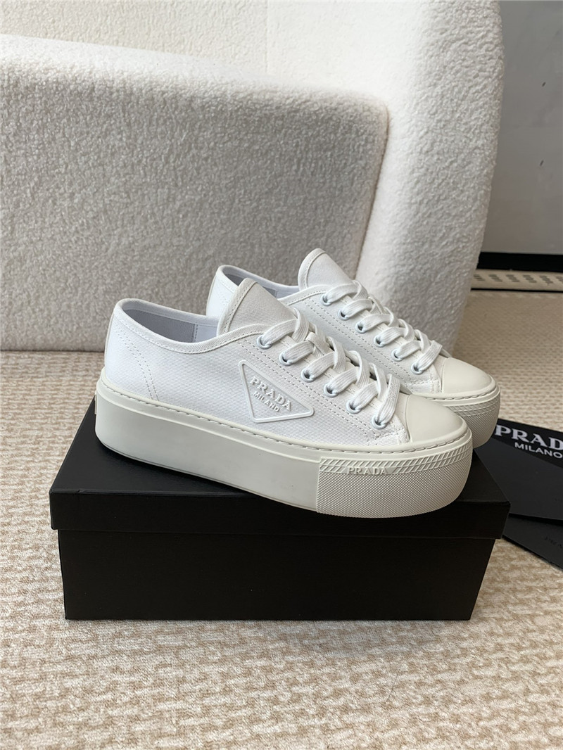 Pra*a women’s white laced canvas sneakers