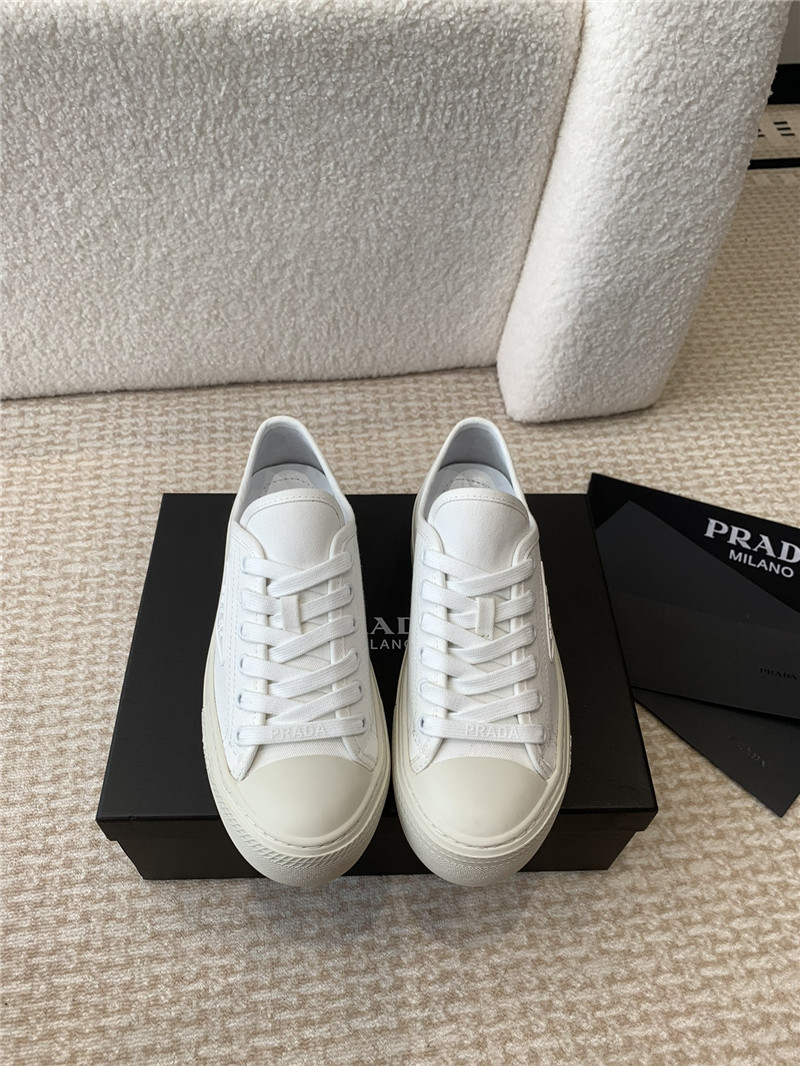 Pra*a women’s white laced canvas sneakers