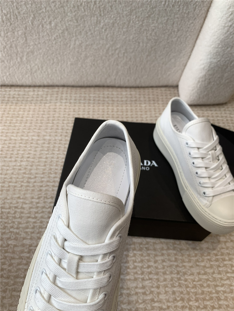 Pra*a women’s white laced canvas sneakers