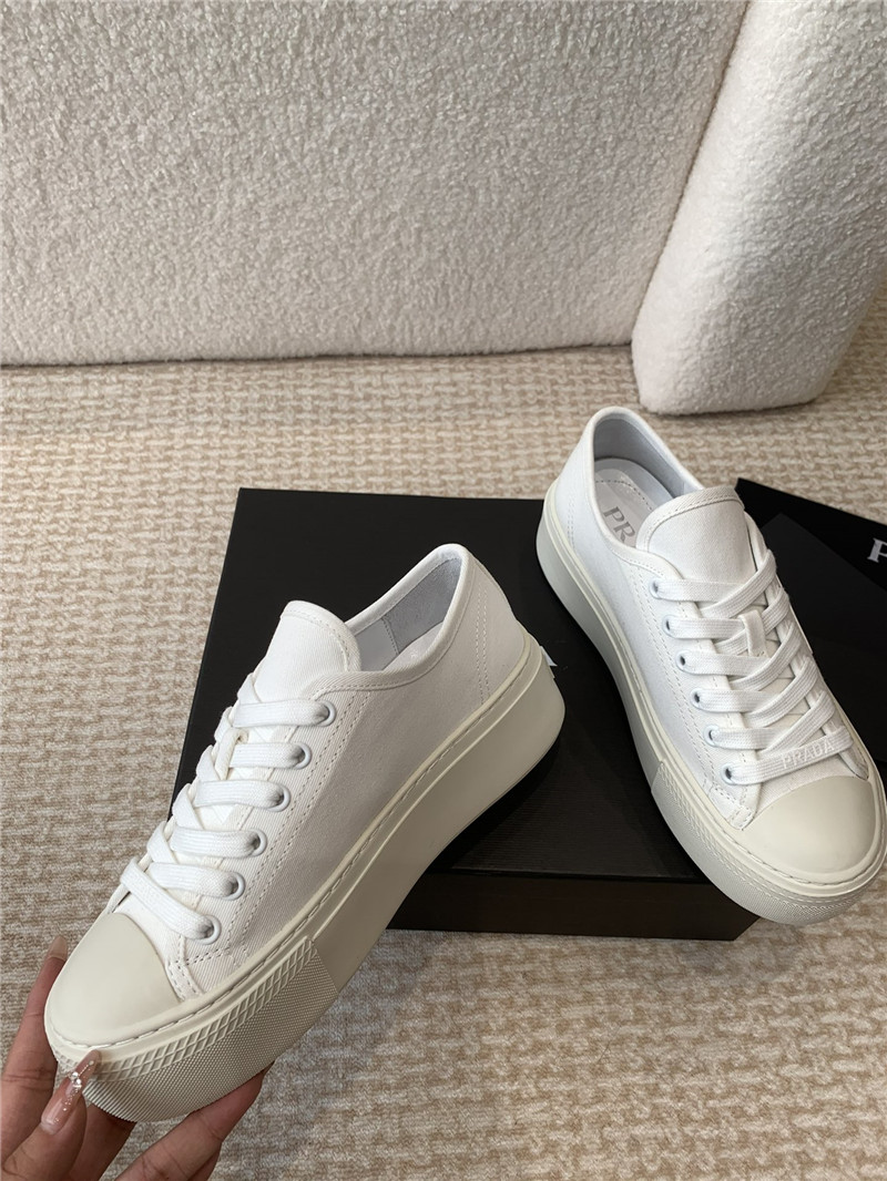 Pra*a women’s white laced canvas sneakers
