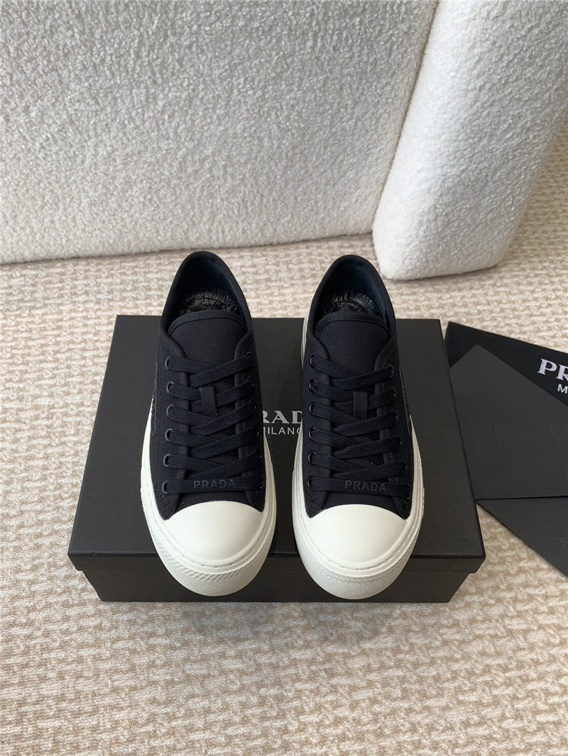 Pra*a women’s black laced canvas sneakers