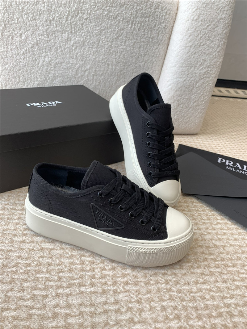 Pra*a women’s black laced canvas sneakers