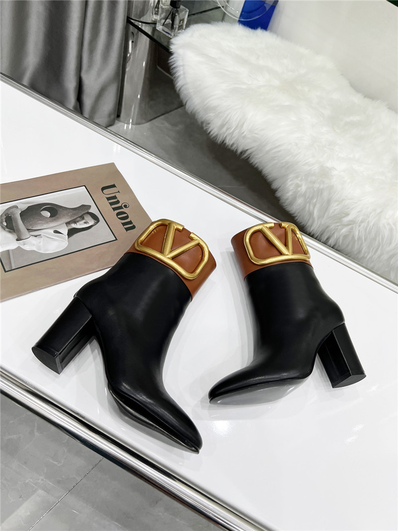 Va1e*ntin0 garavani vlogo pointed toe boots