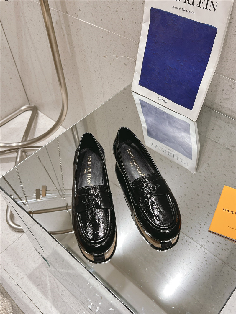 l0vis Vvtt0n soho flat loafer in black pattern leather