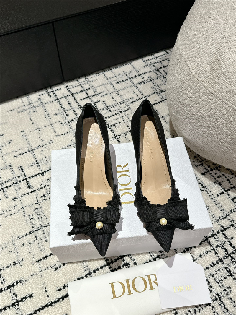 D10r aD10rable black pumps fringed grosgrain