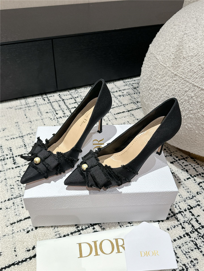 D10r aD10rable black pumps fringed grosgrain