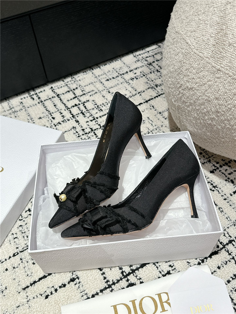 D10r aD10rable black pumps fringed grosgrain