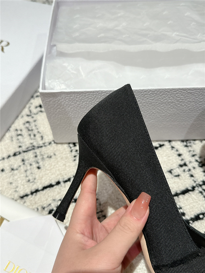 D10r aD10rable black pumps fringed grosgrain