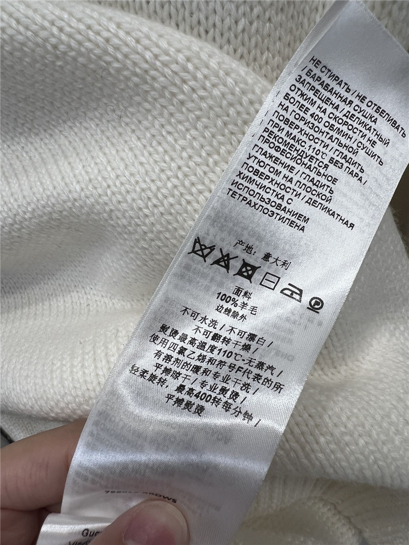 Gvc*1 intarsia-logo wool sweater in white