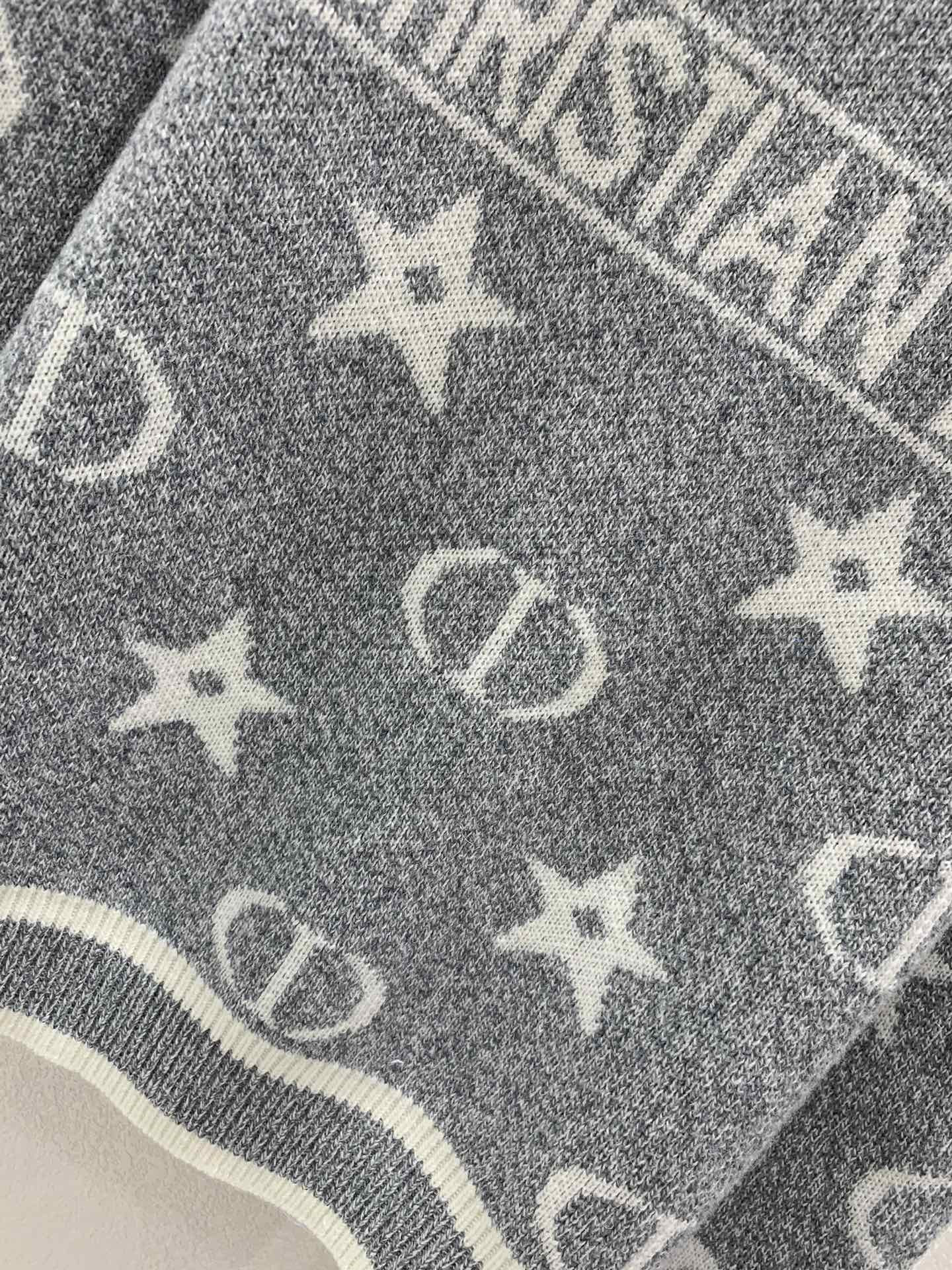 D10r white/grey contrast crewneck knit sweater
