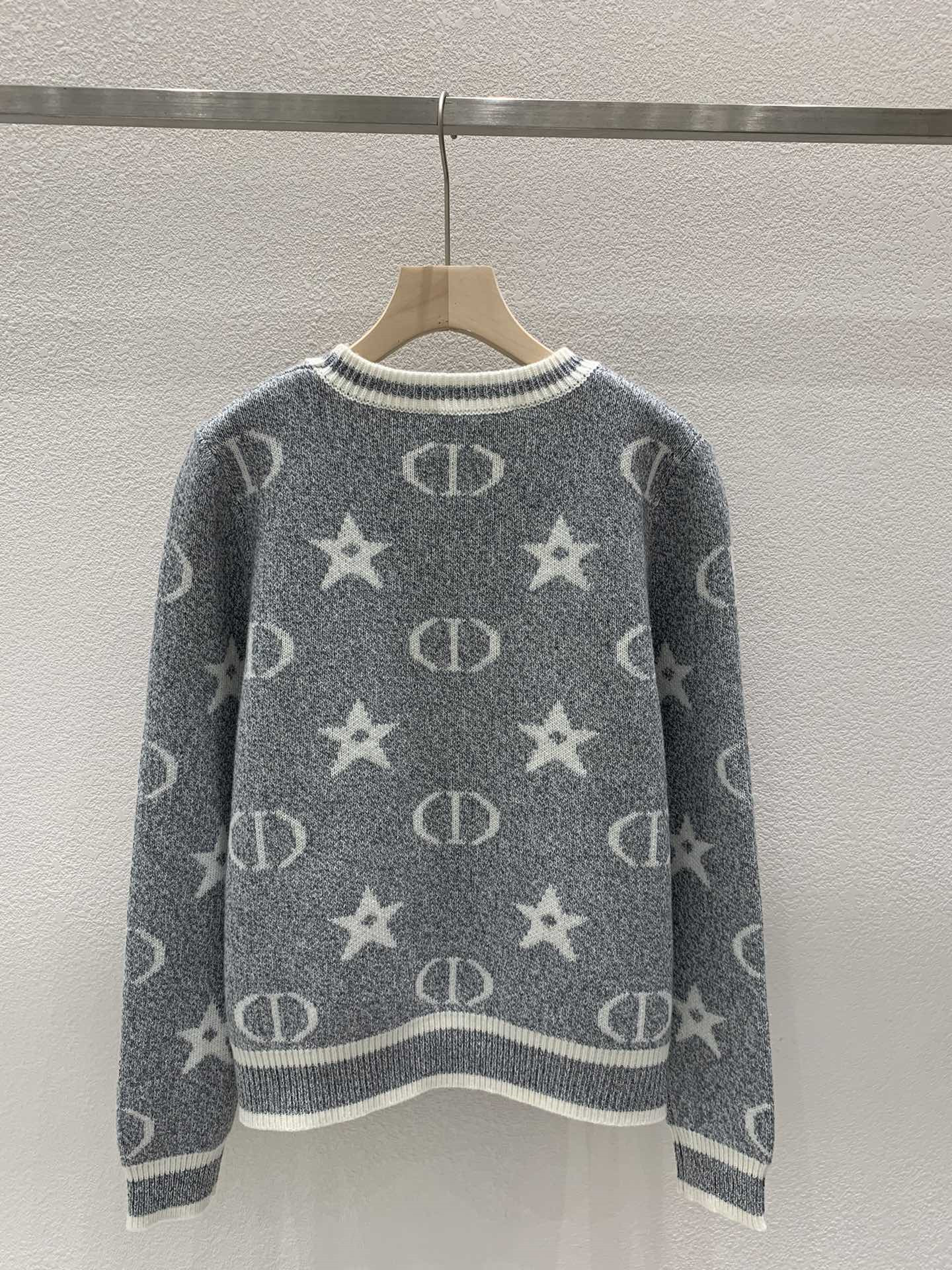 D10r white/grey contrast crewneck knit sweater