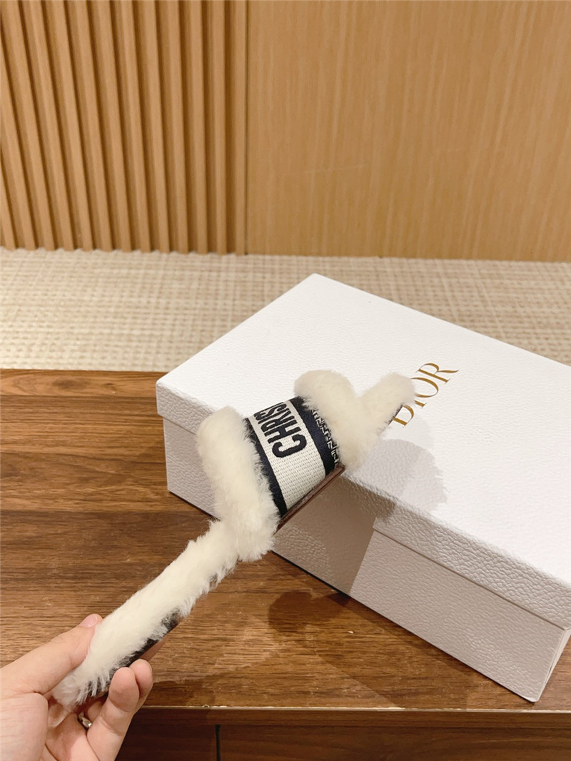 D10r shearling canvas dway slides white/black