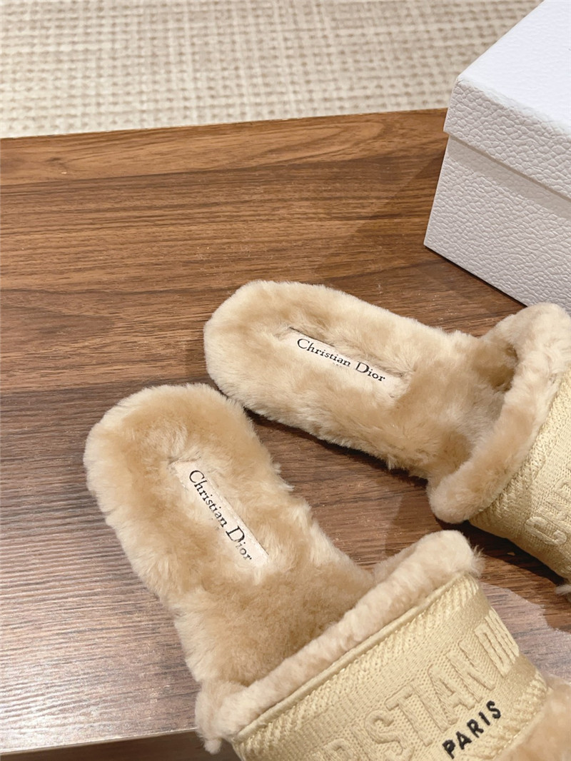 D10r shearling canvas dway slides beige
