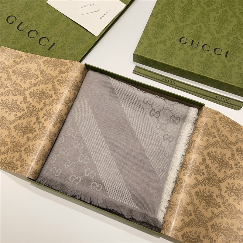 Gvc*1 letter jacquard two-tone shawl