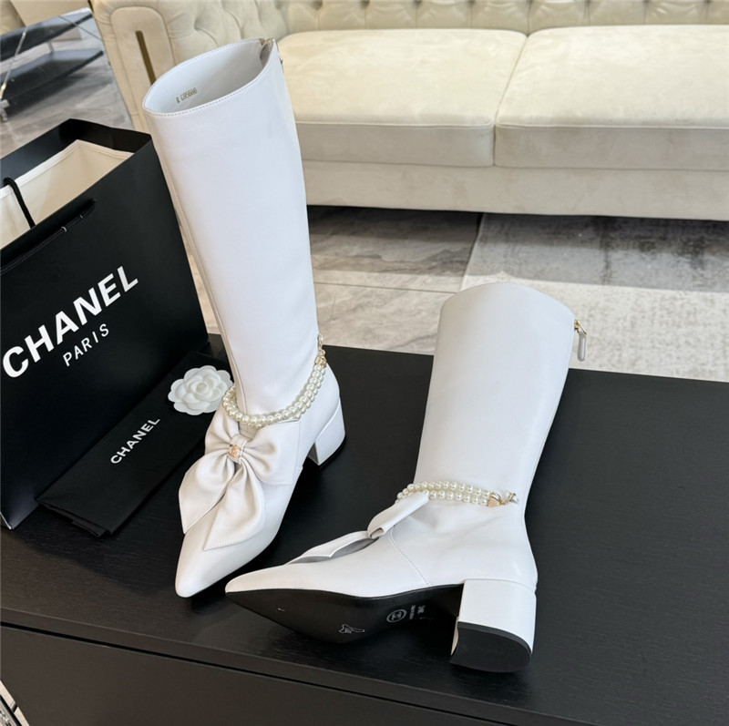 Ch**el pearl chain pointed white high boot