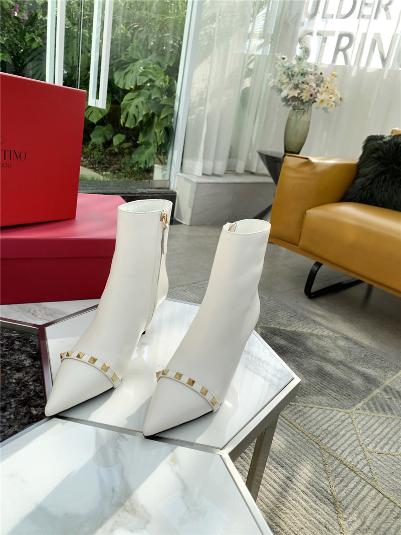 Va1e*ntin0 garavani rockstud white leather ankle boots