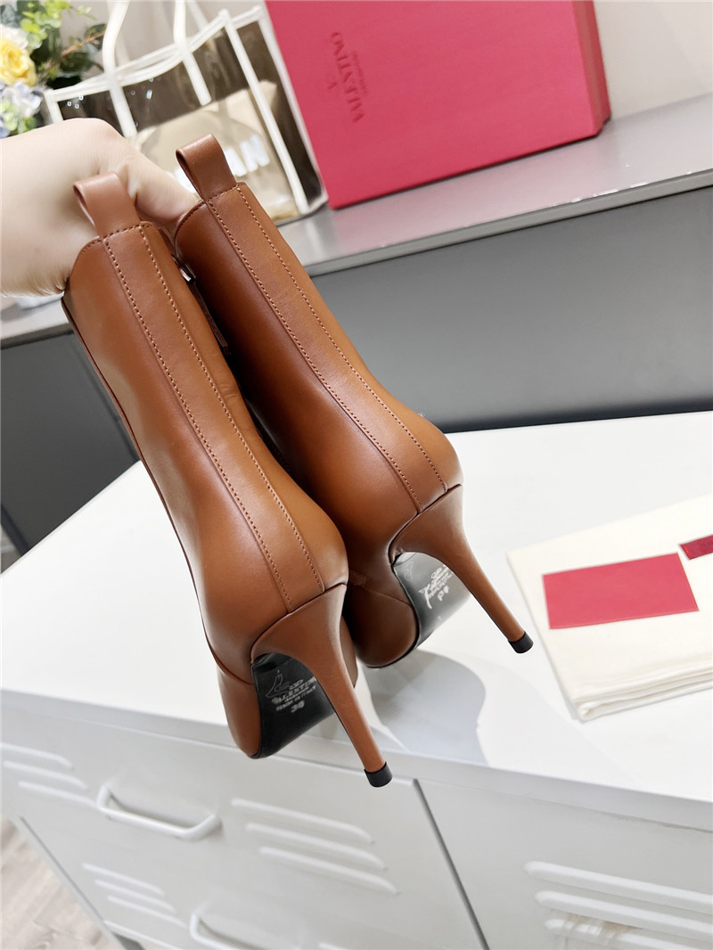 Va1e*ntin0 garavani vlogo leather ankle boots