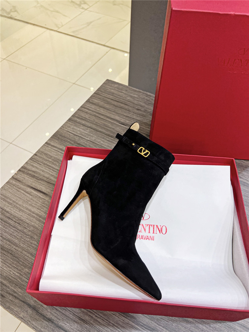 Va1e*ntin0 garavani tan go suede ankle boots
