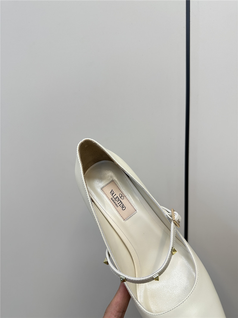 Va1e*ntin0 rockstud white leather pumps