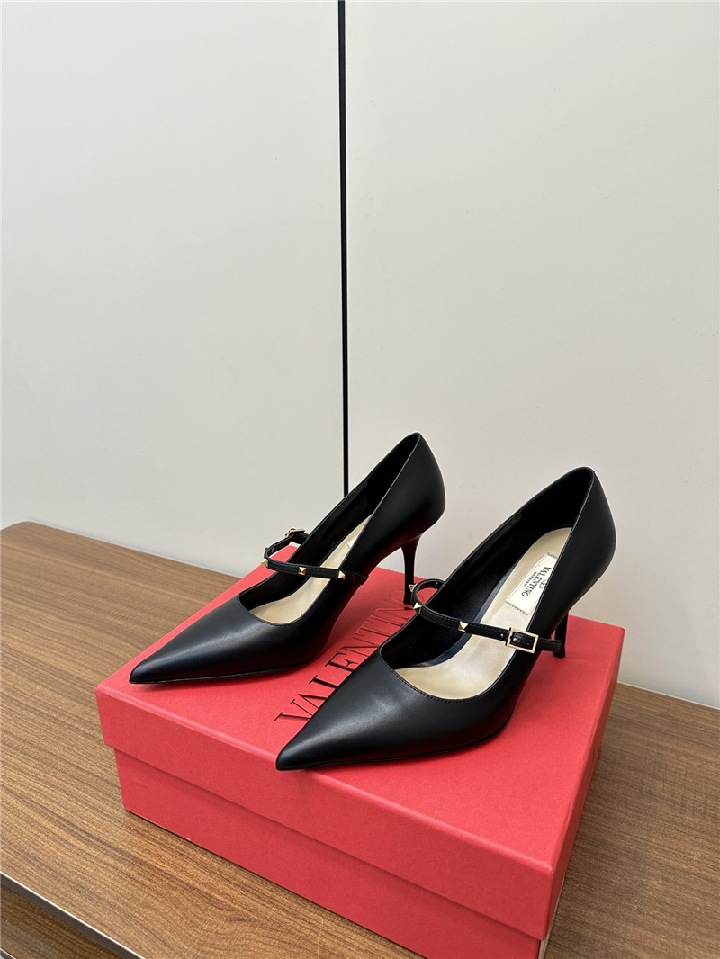 Va1e*ntin0 rockstud black smooth leather pumps