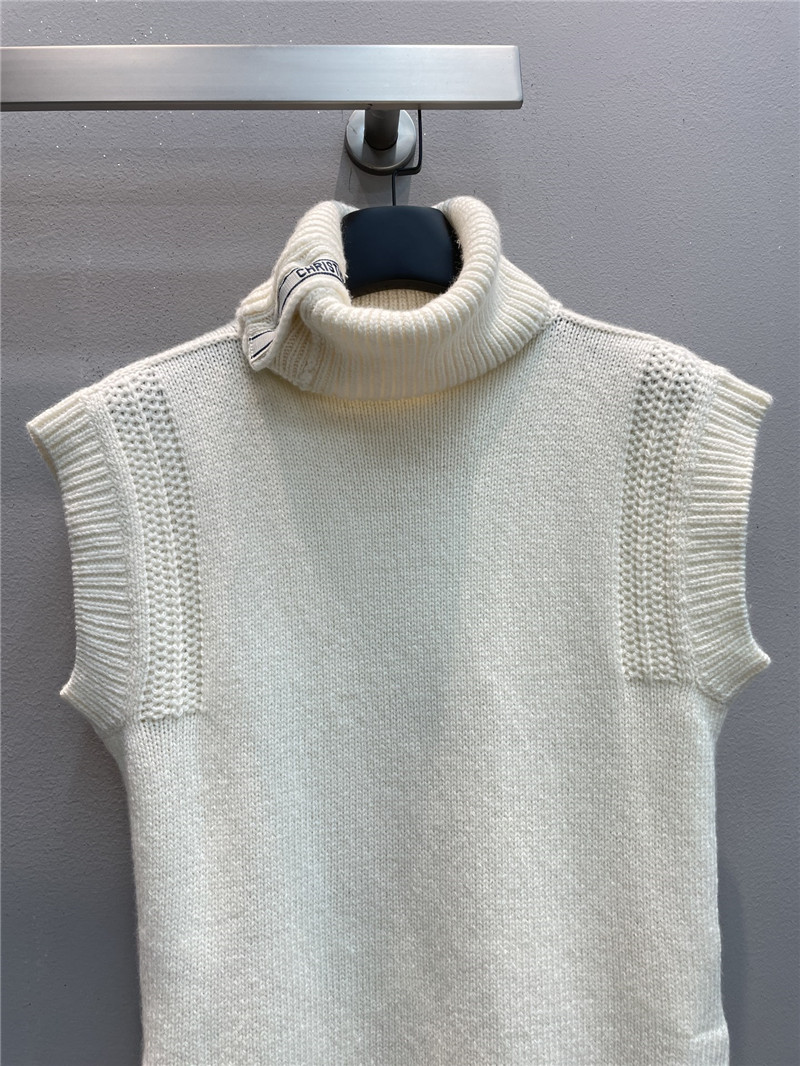 D10r sleeveless turtleneck knit top in white