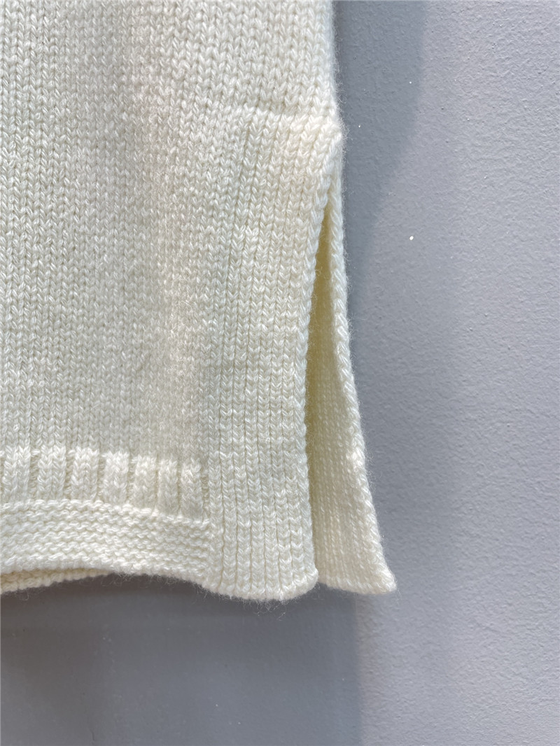 D10r sleeveless turtleneck knit top in white
