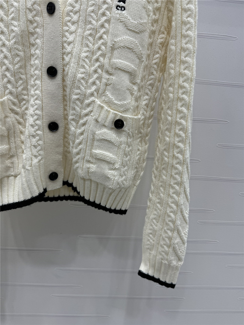 D10r contrast cable knit cardigan white