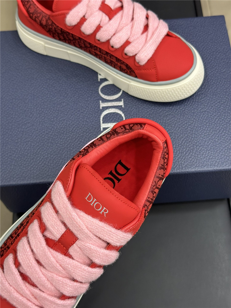 D10r red lace-up low top heart sneakers