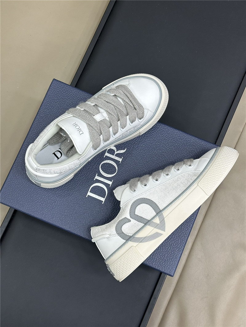 D10r lace-up low top heart sneakers