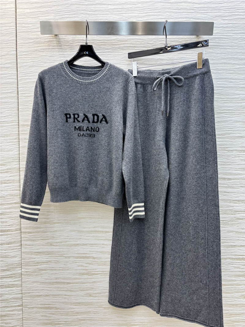 Pra*a knitted suit