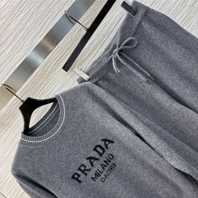 Pra*a knitted suit
