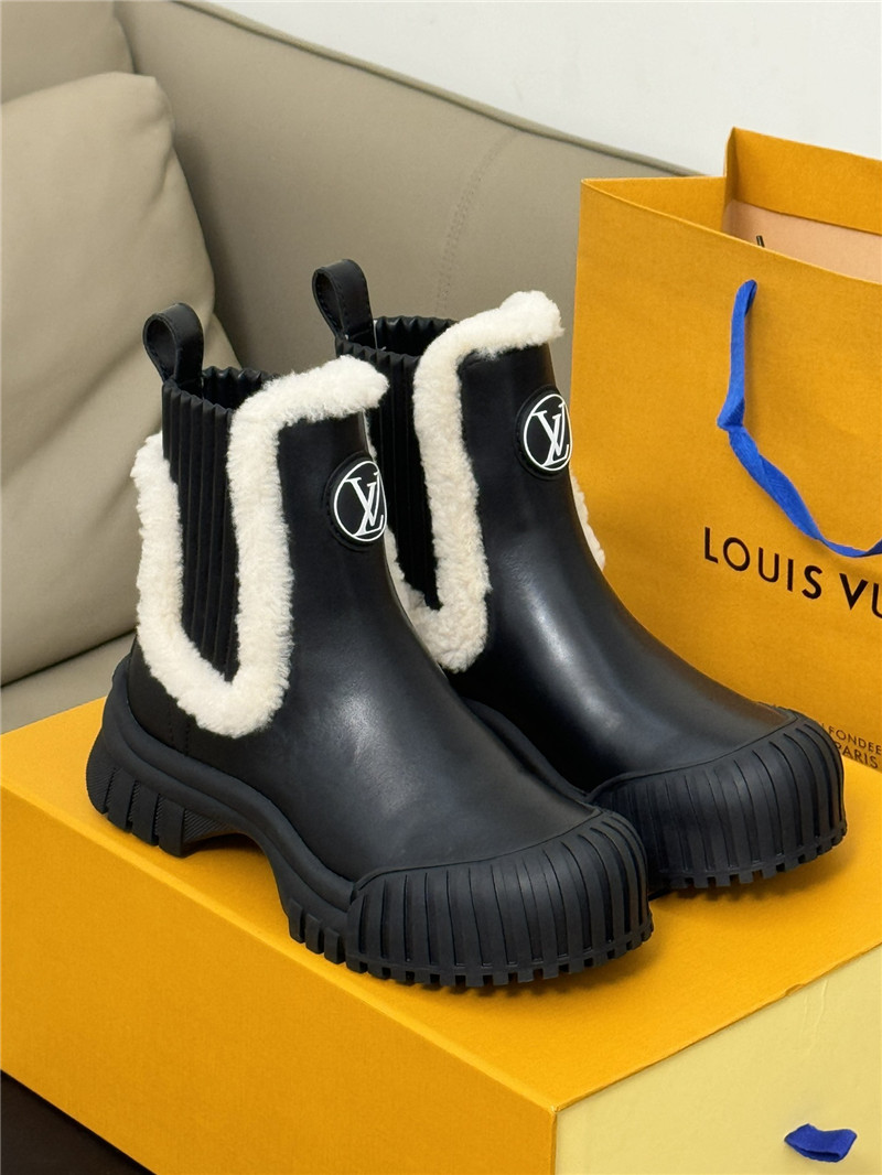 l0vis Vvtt0n ruby flat leather boots in black