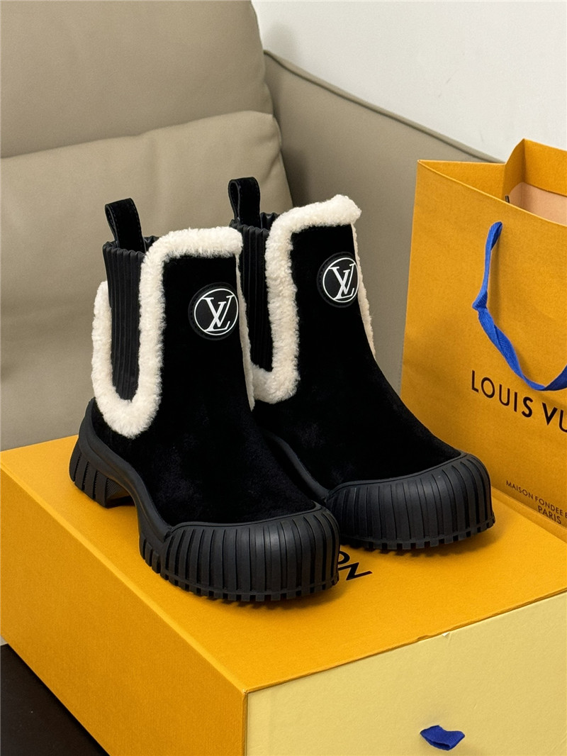 l0vis Vvtt0n ruby flat suede boots in black