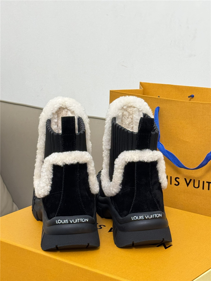 l0vis Vvtt0n ruby flat suede boots in black