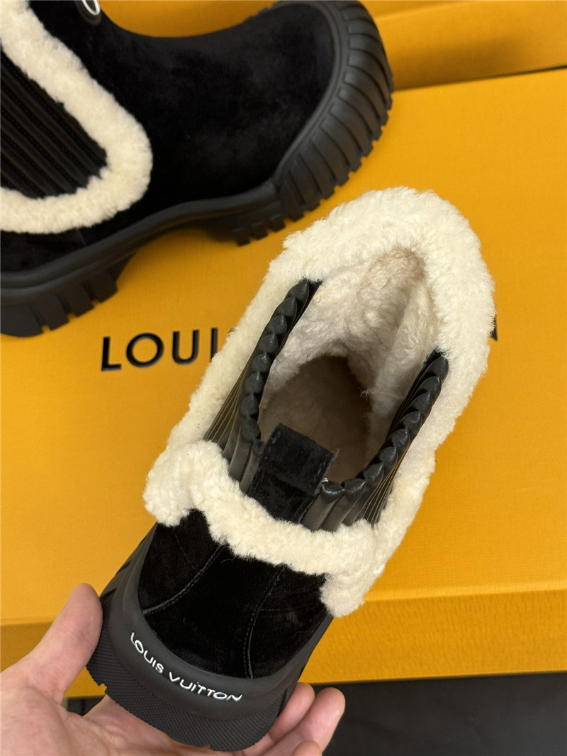l0vis Vvtt0n ruby flat suede boots in black