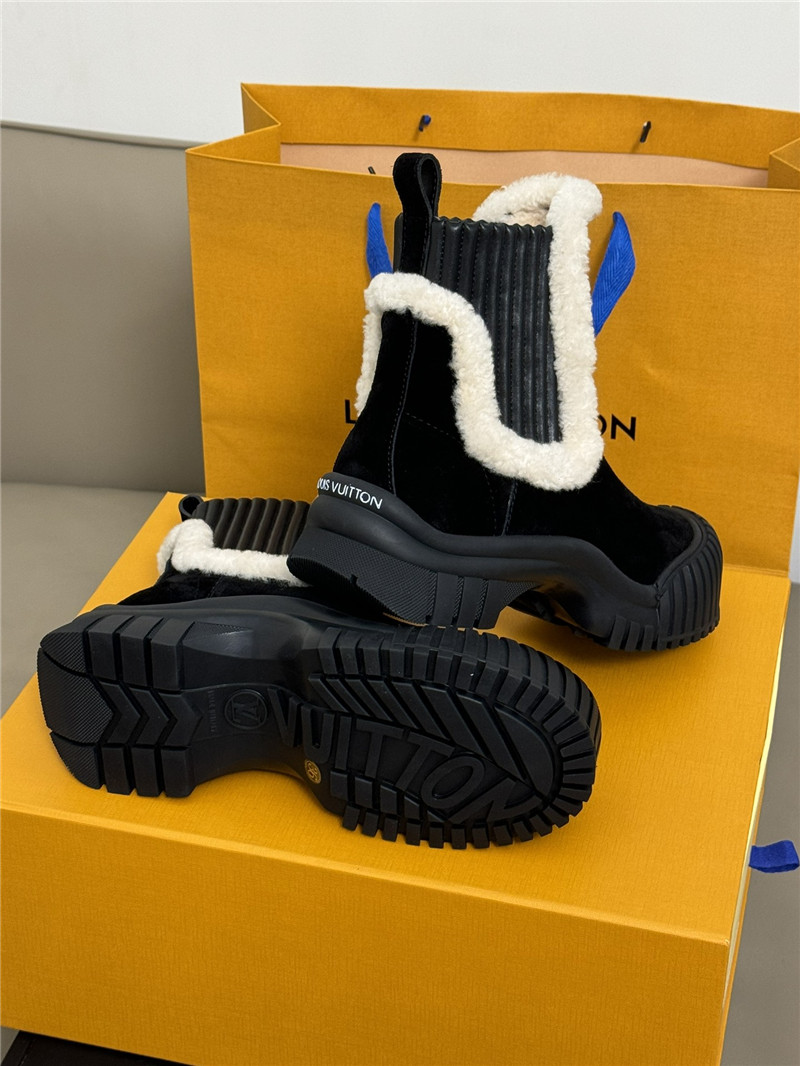 l0vis Vvtt0n ruby flat suede boots in black