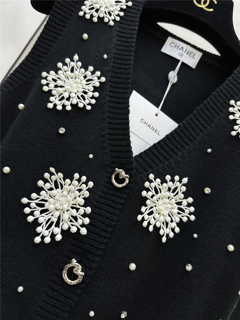 Ch**el snowflake adorns knit vest in black