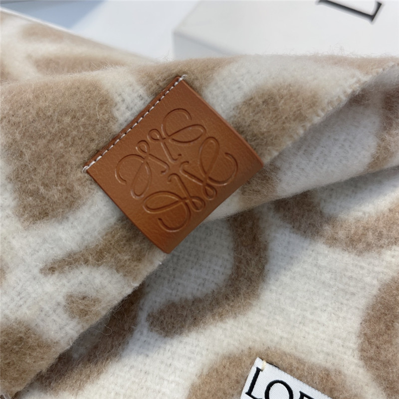 L0ew* wool scarf