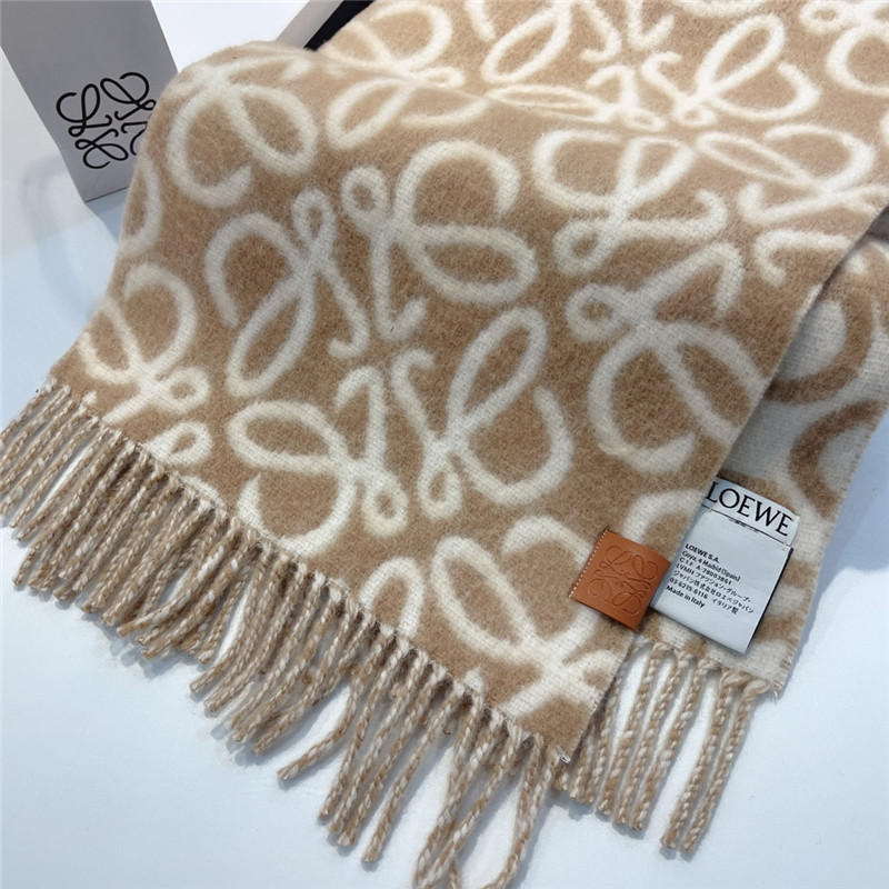L0ew* wool scarf