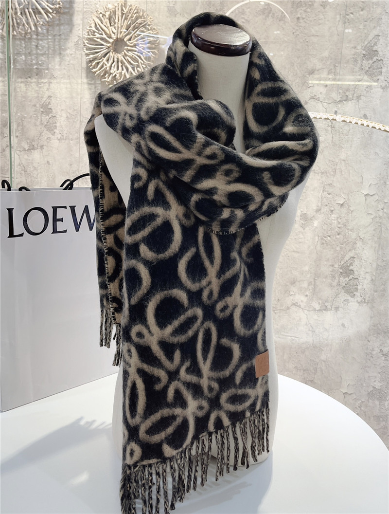L0ew* wool scarf
