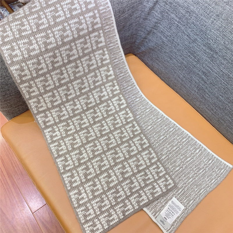 F**di contrasting monogram scarf