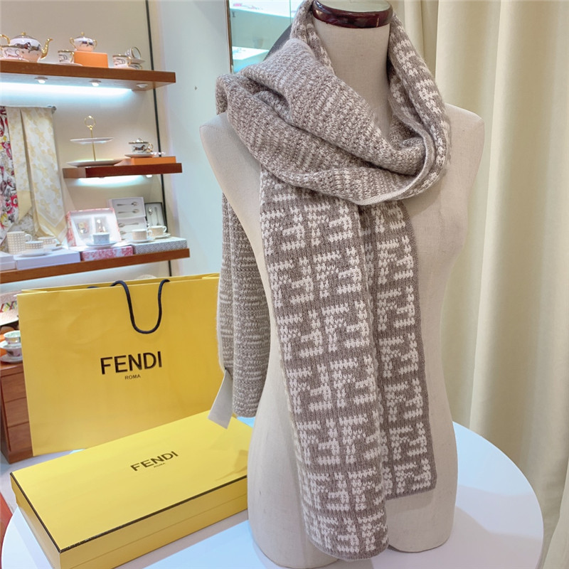 F**di contrasting monogram scarf