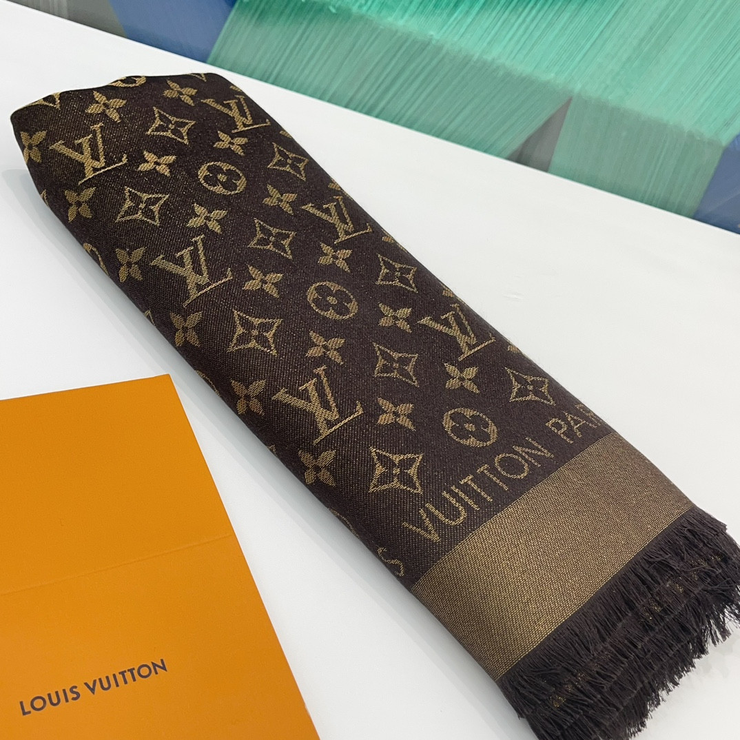 l0vis Vvtt0n lv gold and silver thread shawl