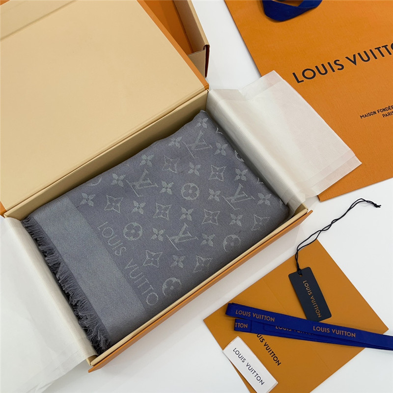 l0vis Vvtt0n lv gold and silver thread shawl